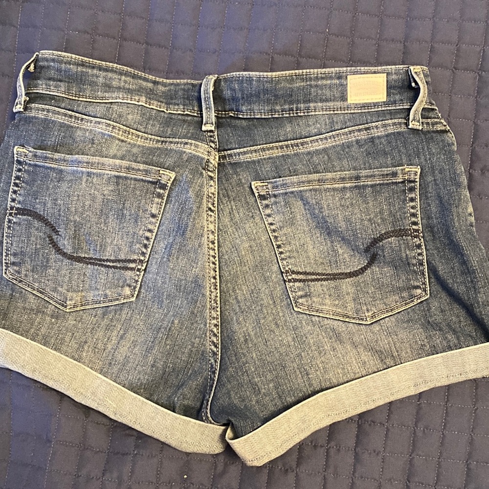 Womens Levi Straus&co SIGNATURE HIGH-Rise Shorts!white rivets and leather patch.